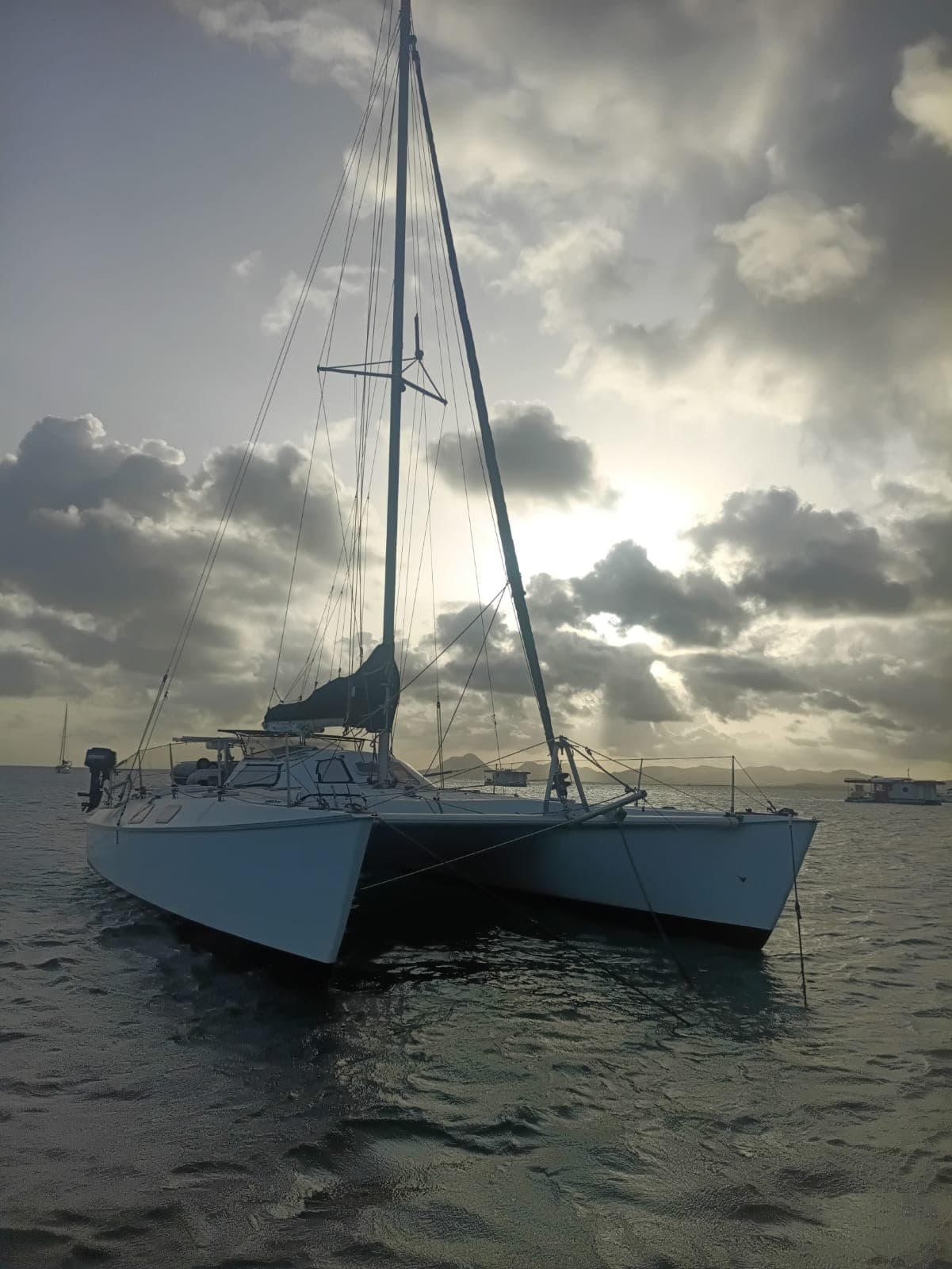 Le trimaran Filao au mouillage au coucher du soleil