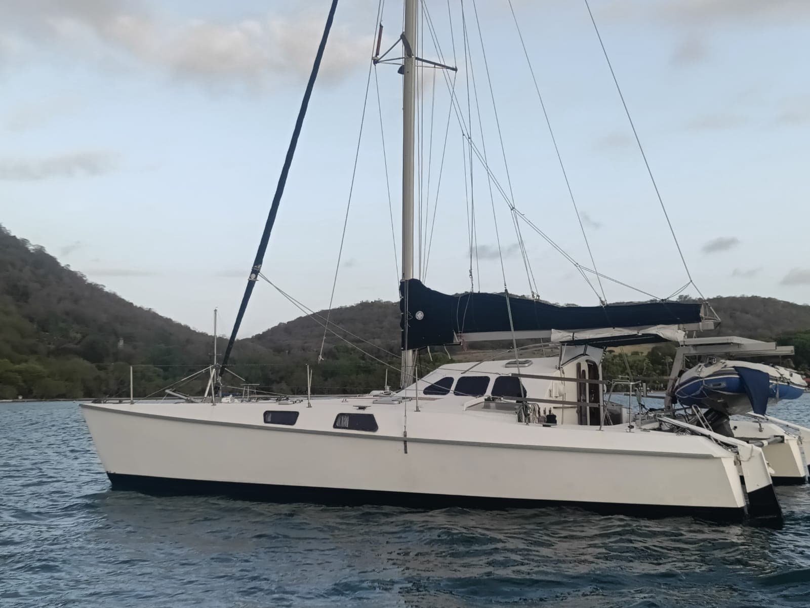 Le trimaran Flamboyant de profil, les trois coques visibles
